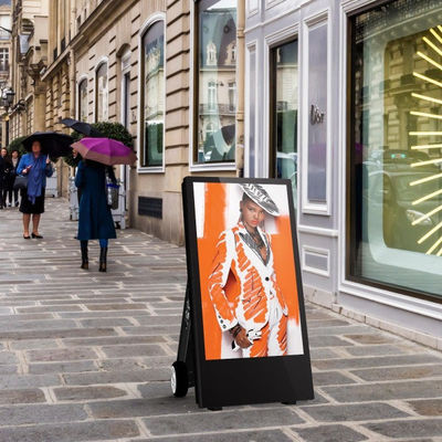 43 Inch Outdoor Digital Poster Screen Signages 1500nit IP56 Battery Powered A Board